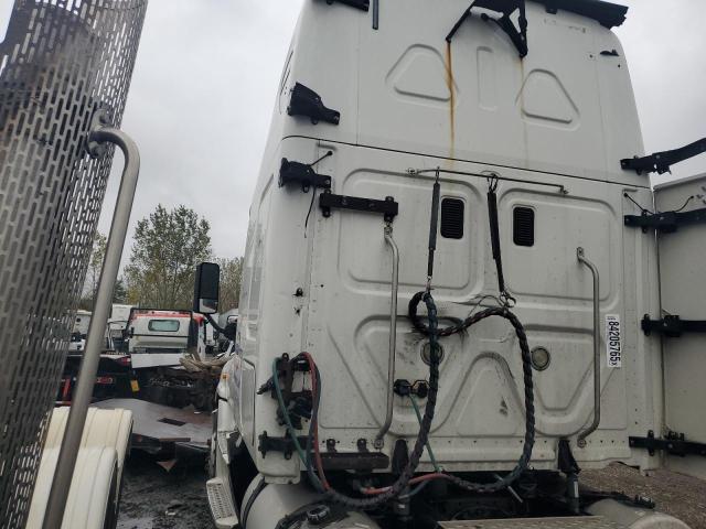 1FUJGLD50FLGB2902 - 2015 FREIGHTLINER CASCADIA WHITE photo 9