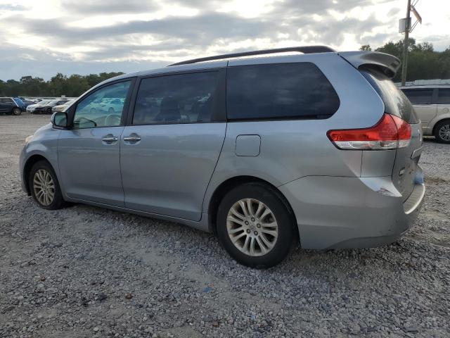 5TDYK3DC8DS304733 - 2013 TOYOTA SIENNA XLE Gümüş foto 2