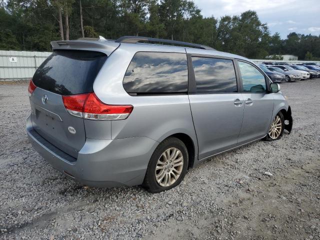 5TDYK3DC8DS304733 - 2013 TOYOTA SIENNA XLE Gümüş foto 3