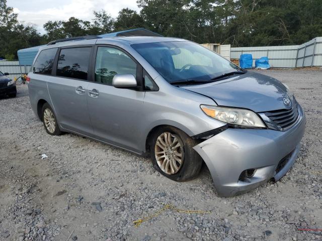 5TDYK3DC8DS304733 - 2013 TOYOTA SIENNA XLE Gümüş foto 4