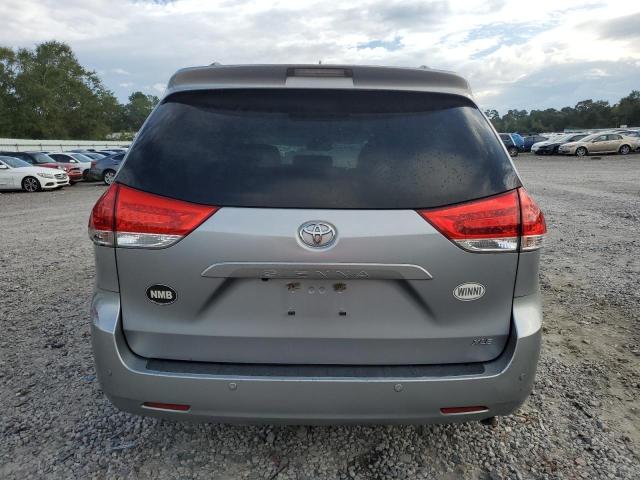 5TDYK3DC8DS304733 - 2013 TOYOTA SIENNA XLE Gümüş foto 6