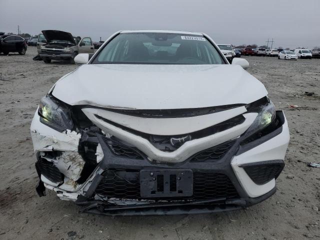 4T1T11AK6PU748170 - 2023 TOYOTA CAMRY SE NIGHT SHADE WHITE photo 5