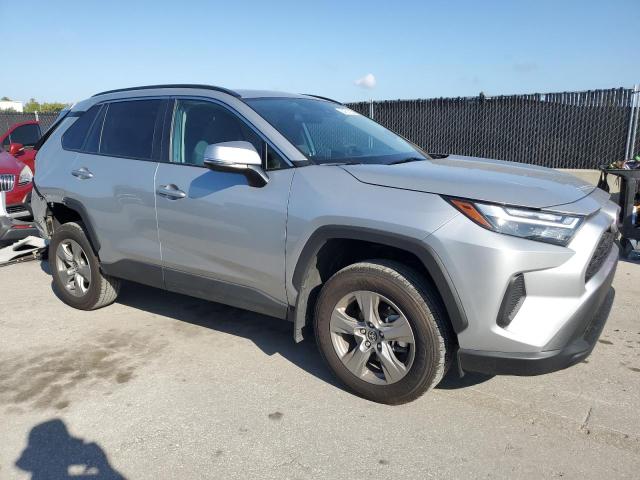 2T3W1RFV1RW343164 - 2024 TOYOTA RAV4 XLE 银色 照片 4