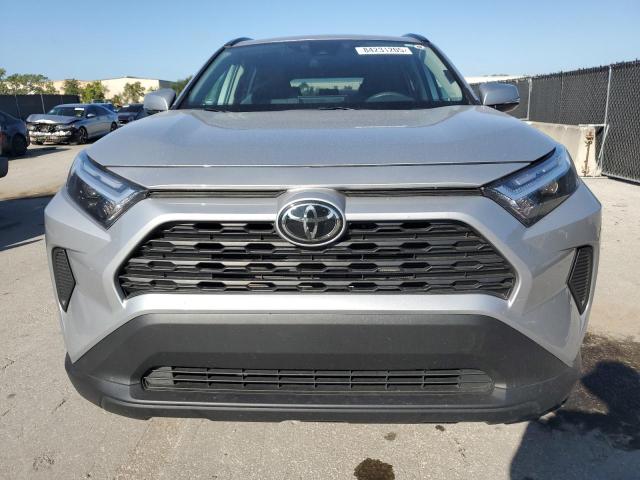 2T3W1RFV1RW343164 - 2024 TOYOTA RAV4 XLE 银色 照片 5