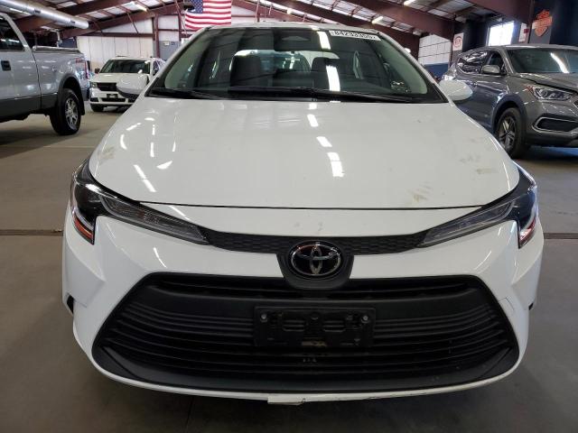 JTDB4MEE0P3004275 - 2023 TOYOTA COROLLA LE თეთრი ფოტო 5