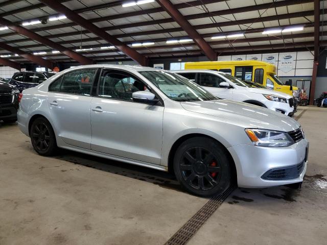 3VWD17AJ2EM361049 - 2014 VOLKSWAGEN JETTA SE 银色 照片 4