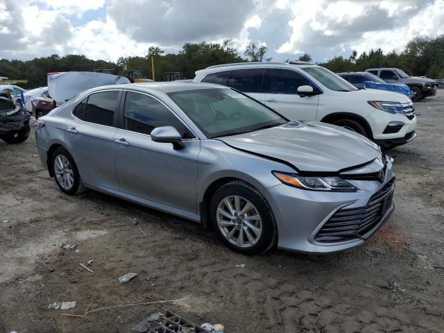 4T1C11AK5PU785436 - 2023 TOYOTA CAMRY LE ვერცხლისფერი ფოტო 4