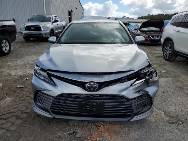4T1C11AK5PU785436 - 2023 TOYOTA CAMRY LE ვერცხლისფერი ფოტო 5