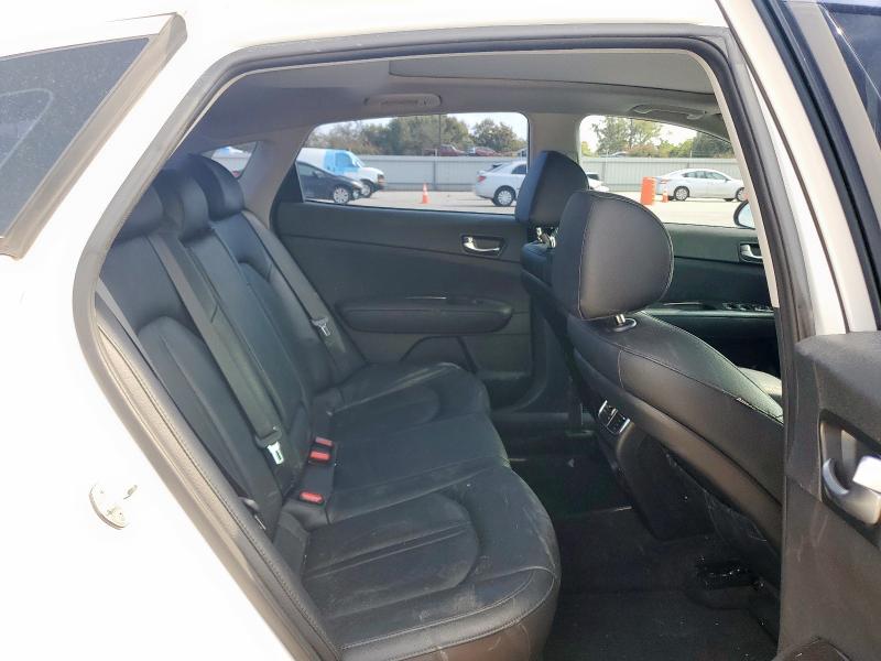 5XXGU4L35JG225515 - 2018 KIA OPTIMA EX WHITE photo 10