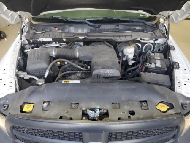 1C6RR7FG8JS212068 - 2018 RAM 1500 ST Білий фото 11