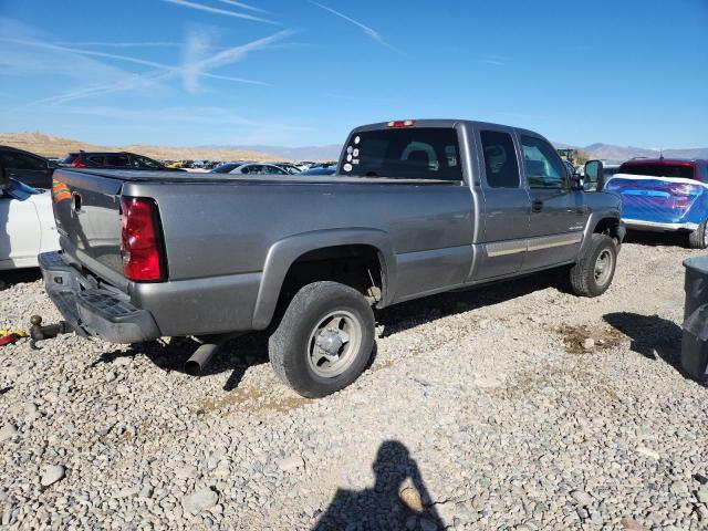 1GCHC29D26E228413 - 2006 CHEVROLET SILVERADO C2500 HEAVY DUTY GRAY photo 3