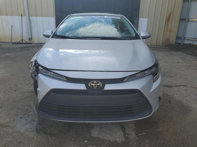 5YFB4MDE3RP105256 - 2024 TOYOTA COROLLA LE ვერცხლისფერი ფოტო 5