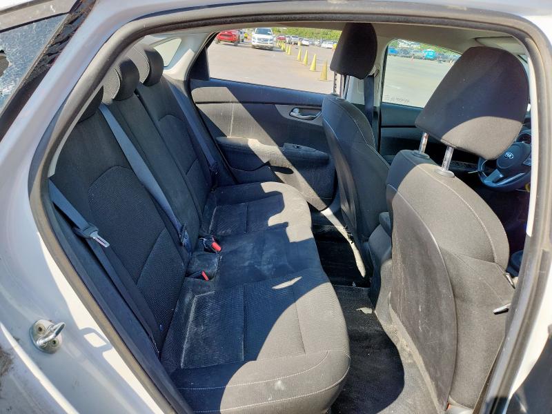 3KPF24AD4ME302272 - 2021 KIA FORTE FE WHITE photo 10