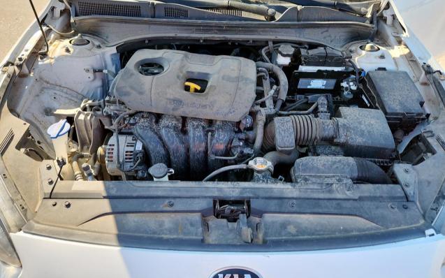 3KPF24AD4ME302272 - 2021 KIA FORTE FE WHITE photo 11