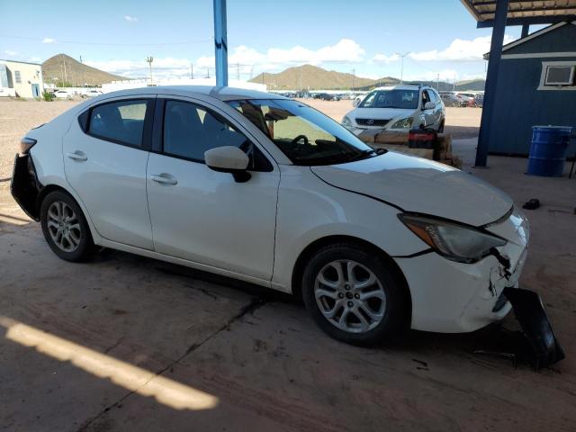 3MYDLBZV2GY112027 - 2016 TOYOTA SCION IA WHITE photo 4