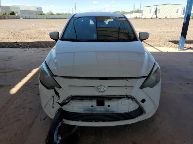 3MYDLBZV2GY112027 - 2016 TOYOTA SCION IA WHITE photo 5