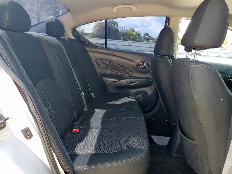 3N1CN7AP7KL879895 - 2019 NISSAN VERSA S 银色 照片 10