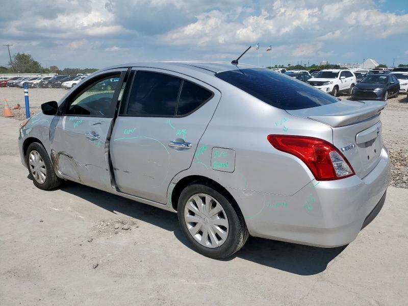 3N1CN7AP7KL879895 - 2019 NISSAN VERSA S 银色 照片 2