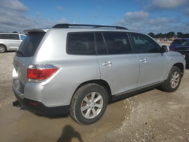 5TDBK3EH5DS268483 - 2013 TOYOTA HIGHLANDER BASE Srebrny zdjęcie 3