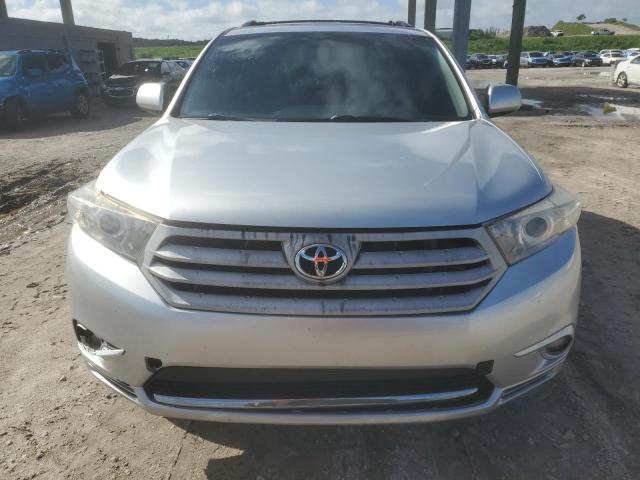 5TDBK3EH5DS268483 - 2013 TOYOTA HIGHLANDER BASE Srebrny zdjęcie 5