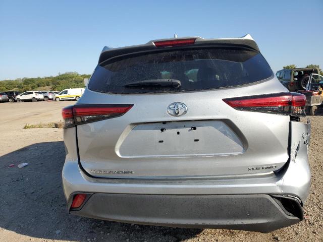 5TDHZRBH8MS110863 - 2021 TOYOTA HIGHLANDER XLE Silber Foto 6