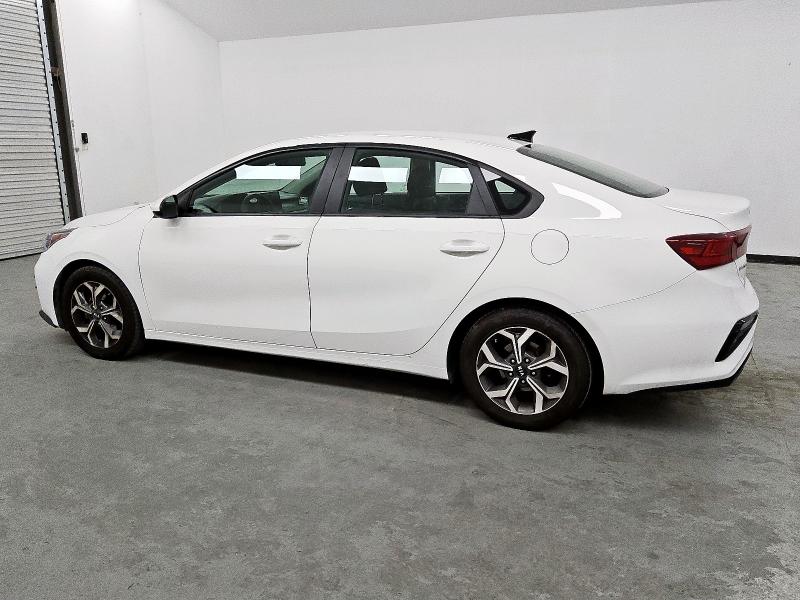 3KPF24AD8LE226411 - 2020 KIA FORTE FE WHITE photo 2