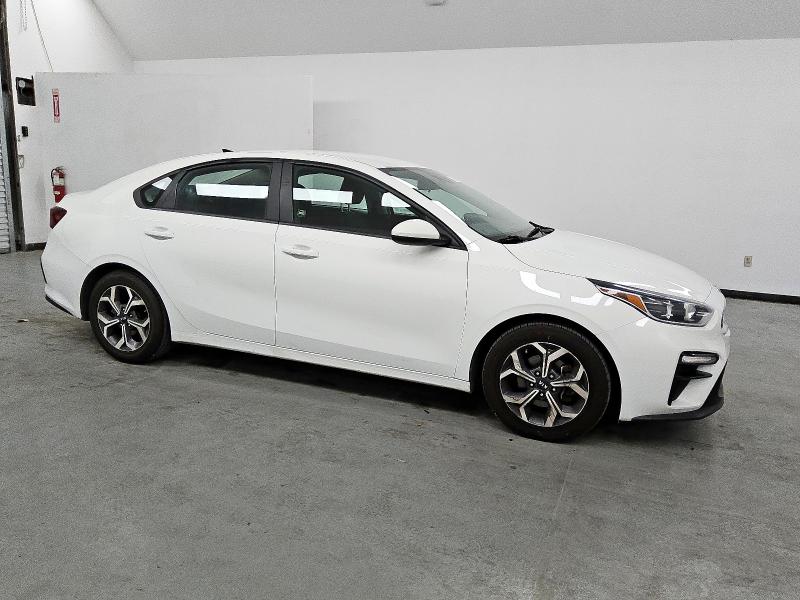 3KPF24AD8LE226411 - 2020 KIA FORTE FE WHITE photo 4