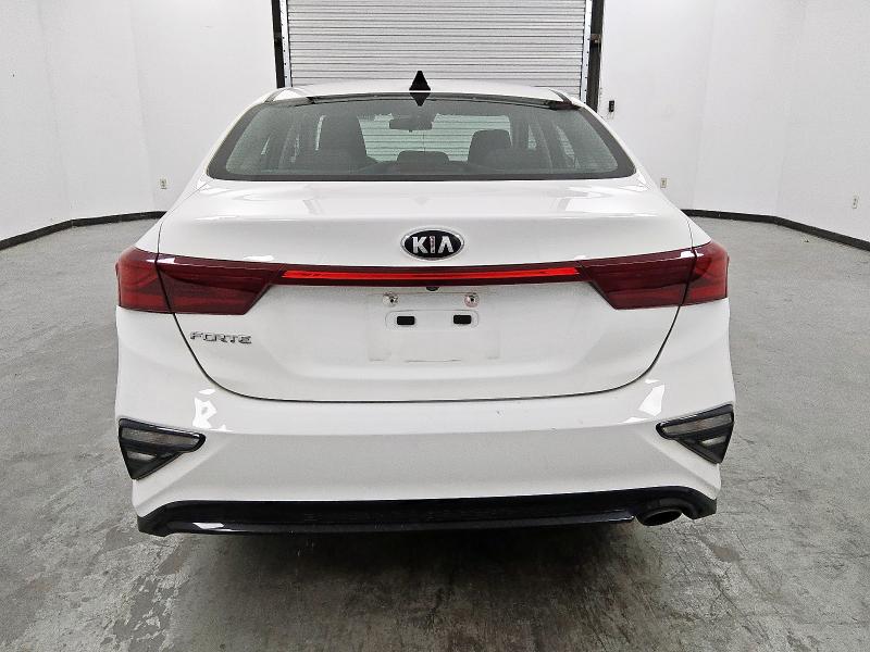 3KPF24AD8LE226411 - 2020 KIA FORTE FE WHITE photo 6