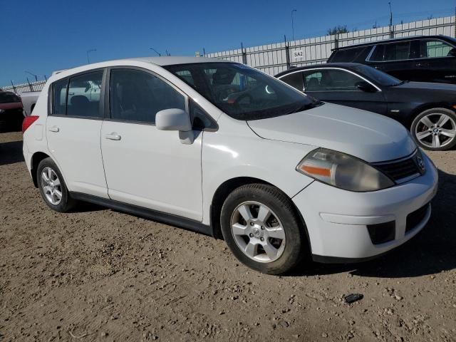 3N1BC13EX9L409512 - 2009 NISSAN VERSA S WHITE photo 4