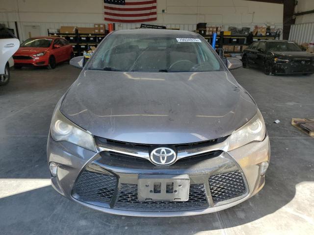 4T1BF1FK6HU369337 - 2017 TOYOTA CAMRY LE ნაცრისფერი ფოტო 5