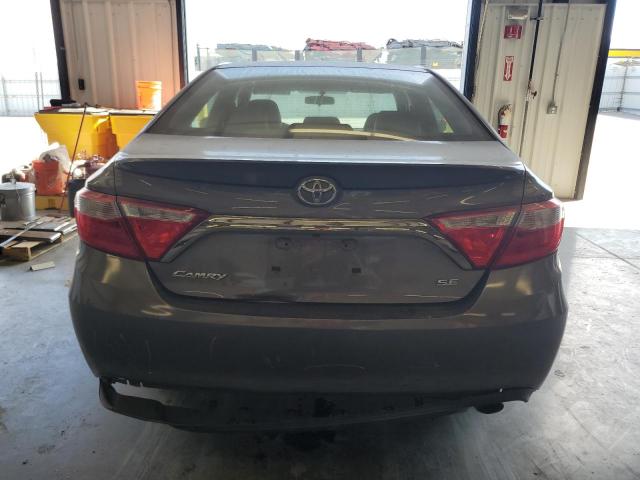 4T1BF1FK6HU369337 - 2017 TOYOTA CAMRY LE ნაცრისფერი ფოტო 6