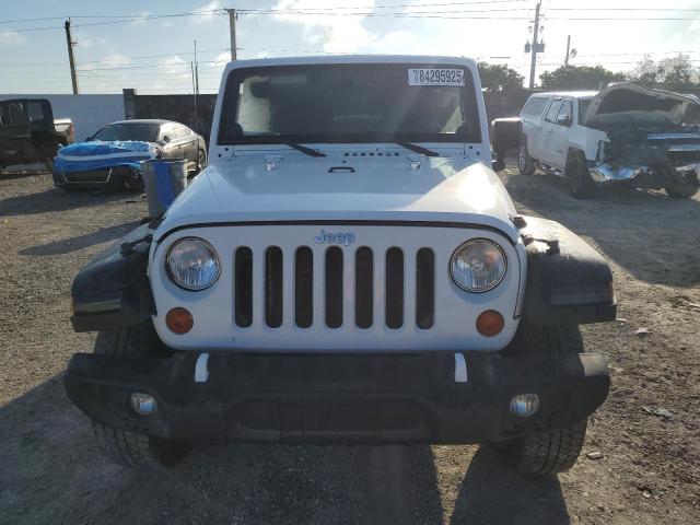 1J4BA5H19BL567318 - 2011 JEEP WRANGLER U SAHARA WHITE photo 5