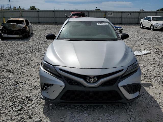 4T1T11AK0NU058685 - 2022 TOYOTA CAMRY SE SILVER photo 5