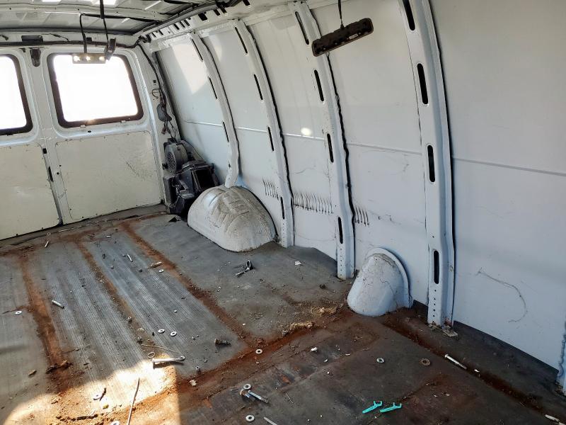 1GCZGHFG7J1165402 - 2018 CHEVROLET EXPRESS G3 WHITE photo 11