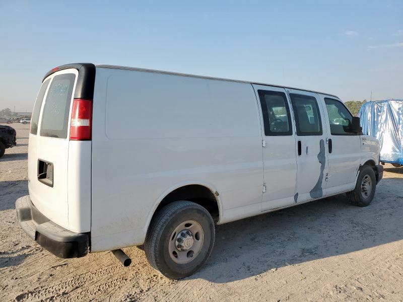 1GCZGHFG7J1165402 - 2018 CHEVROLET EXPRESS G3 WHITE photo 3