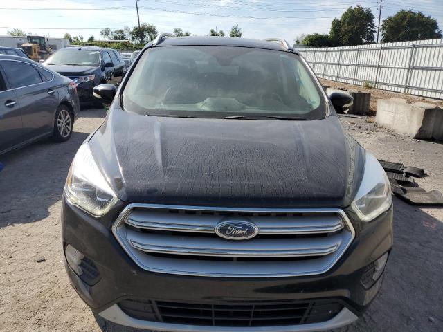 1FMCU9J95JUD09939 - 2018 FORD ESCAPE TITANIUM Czarny zdjęcie 5