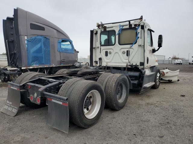 3AKJGEDV2HSHT9299 - 2017 FREIGHTLINER CASCADIA 1 WHITE photo 4