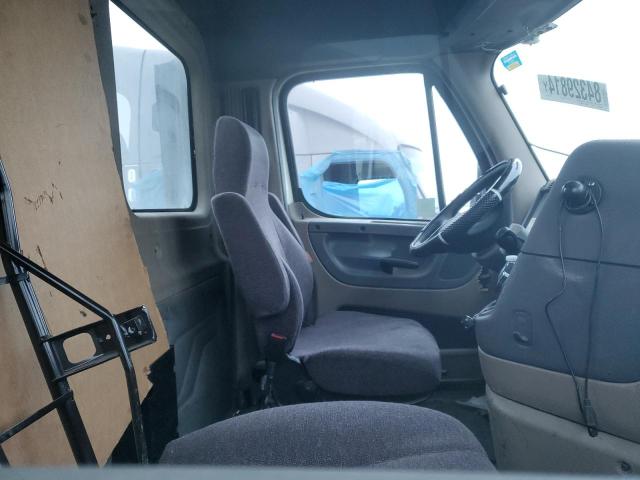 3AKJGEDV2HSHT9299 - 2017 FREIGHTLINER CASCADIA 1 WHITE photo 5