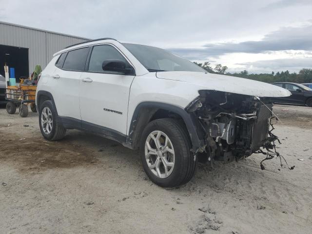 3C4NJDBN7RT117996 - 2024 JEEP COMPASS LATITUDE Weiß Foto 4