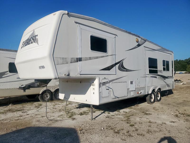 4YDF3122931480685 - 2003 KEYSTONE EVEREST WHITE photo 2