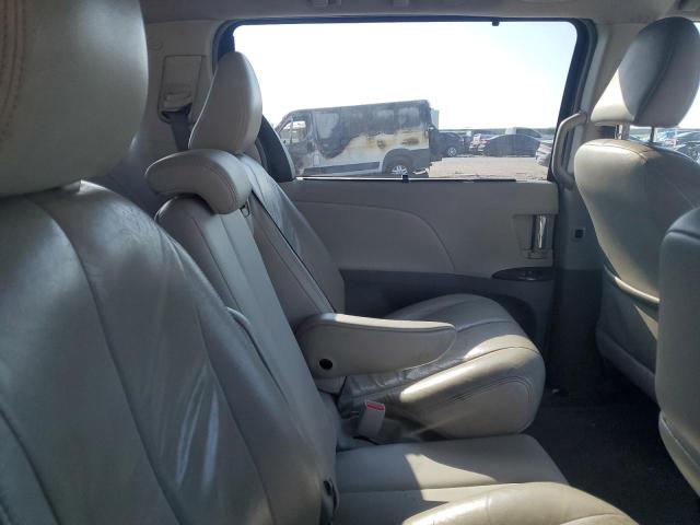 5TDYK3DC8CS244970 - 2012 TOYOTA SIENNA XLE GRAY photo 11