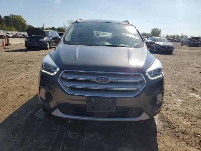 1FMCU9J9XJUD15915 - 2018 FORD ESCAPE TITANIUM ნაცრისფერი ფოტო 5