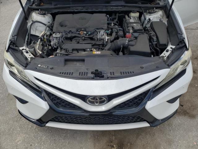 4T1B61HK3JU094710 - 2018 TOYOTA CAMRY XSE 白色 照片 11