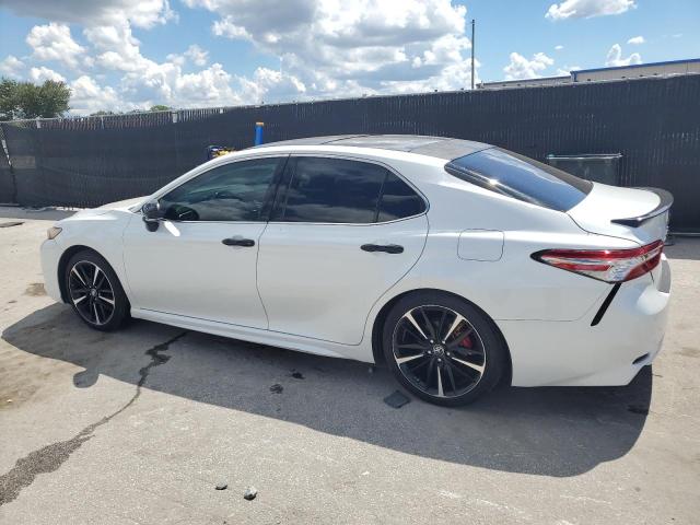 4T1B61HK3JU094710 - 2018 TOYOTA CAMRY XSE 白色 照片 2