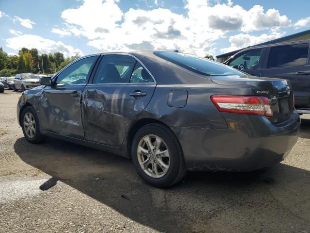 4T4BF3EK3BR100660 - 2011 TOYOTA CAMRY BASE رمادي صورة 2