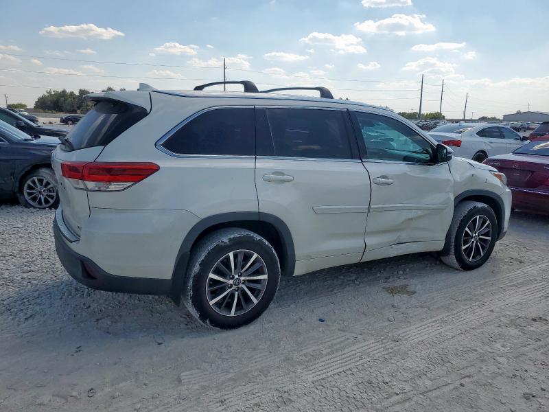 5TDKZRFH8JS544762 - 2018 TOYOTA HIGHLANDER SE WHITE photo 3