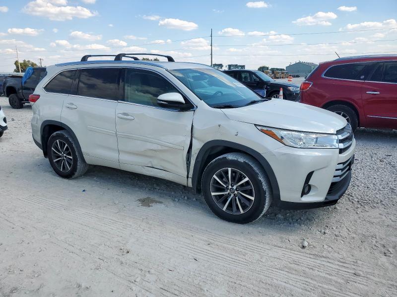 5TDKZRFH8JS544762 - 2018 TOYOTA HIGHLANDER SE WHITE photo 4