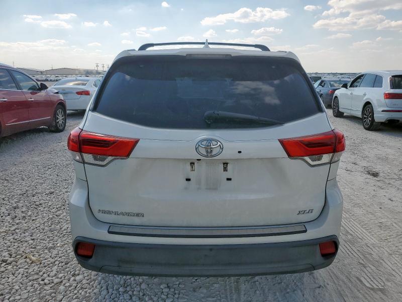 5TDKZRFH8JS544762 - 2018 TOYOTA HIGHLANDER SE WHITE photo 6