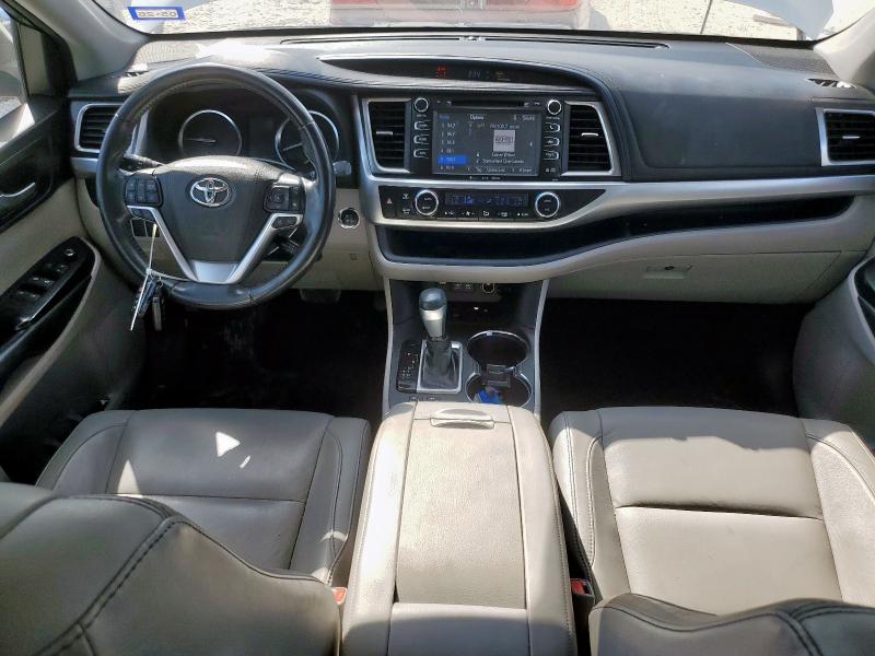 5TDKZRFH8JS544762 - 2018 TOYOTA HIGHLANDER SE WHITE photo 8