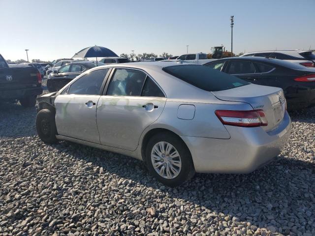 4T1BF3EK8BU653282 - 2011 TOYOTA CAMRY BASE فضي صورة 2
